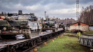 Niemieckie czołgi Leopard 2A6 podczas transportu kolejowego na Litwie.