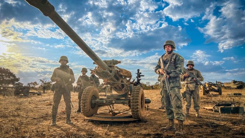 Brazylijskie haubice L118 podczas ćwiczeń.
