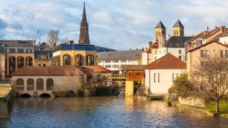 Rzeka Mozela przepływająca przez francuskie miasto Metz.