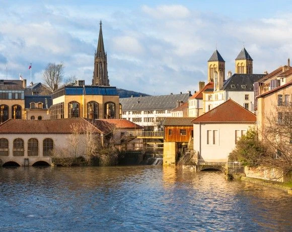 Rzeka Mozela przepływająca przez francuskie miasto Metz.