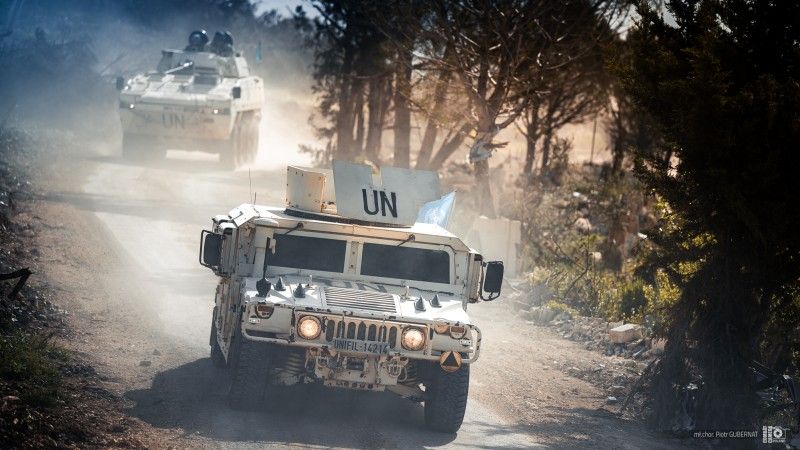 Samochód terenowy HMMWV i kołowy transporter opancerzony Rosomak z Polskiego Kontyngentu Wojskowego Liban (PKW UNIFIL) na patrolu wzdłuż granicy izraelsko-libańskiej (tzw. blue line).