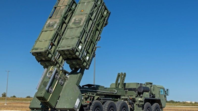 Koncept nowej wieloprowadnicowej wyrzutni pocisków rakietowych osadzonej na samochodzie ciężarowym LVSR/MKR18 CARGO (Oshkosh 10x10) należącym do Korpusu Piechoty Morskiej USA.