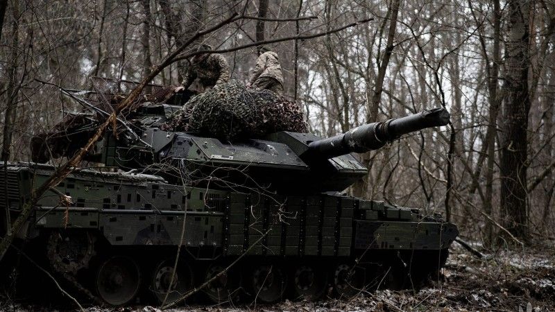 Ukraiński czołg Strv 122 doposażony w kostki pancerza reaktywnego Kontakt-1 oraz osłonę antydronową należący do 21. Brygady Zmechanizowanej.