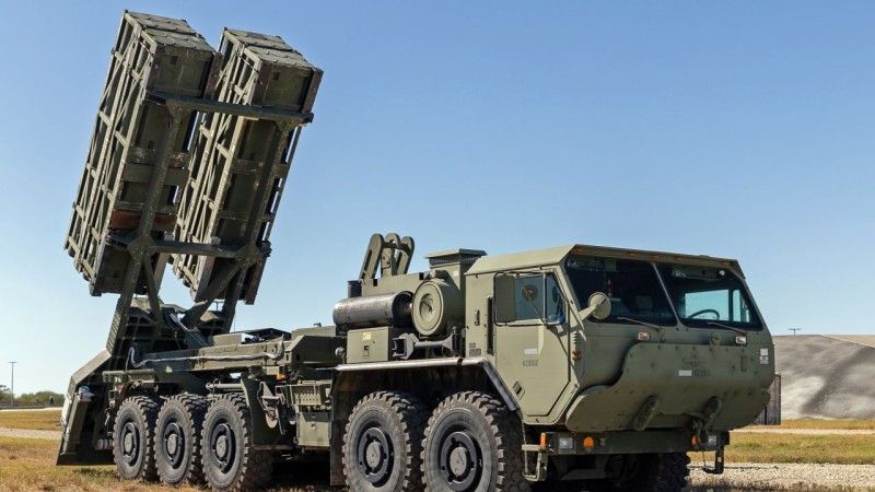 Koncept nowej wieloprowadnicowej wyrzutni pocisków rakietowych osadzonej na samochodzie ciężarowym LVSR/MKR18 CARGO (Oshkosh 10x10) należącym do Korpusu Piechoty Morskiej USA.
