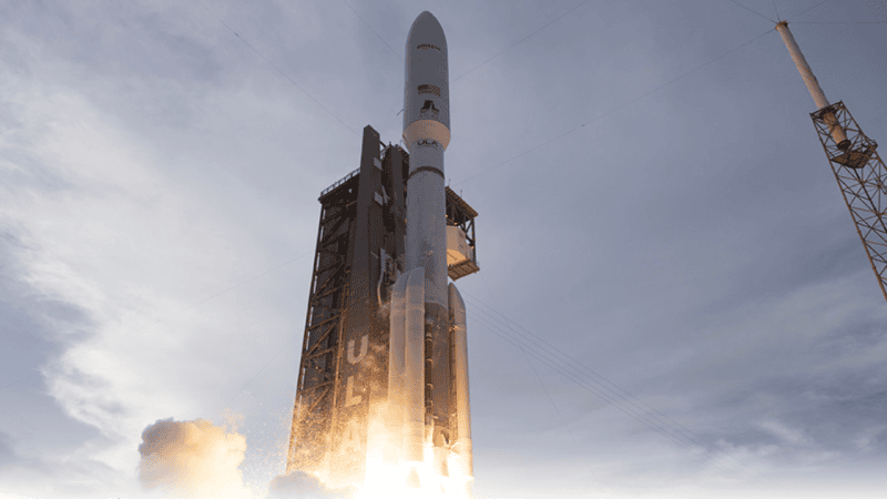 Rakieta Atlas V w trakcie startu z pierwszymi satelitami operacyjnymi projektu Kuiper.