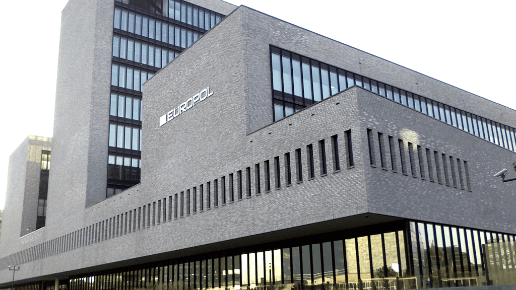 Młodzi w sieci przestępców. Europol uderza w cyfrowe gangi