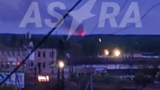 Dym unoszący się nad rosyjską fabryką zbrojeniową w Murom w obwodzie włodzimierskim w Rosji, 30 kwietnia 2025 r.