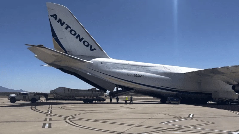 An-124 i wprowadzany do jego ładowni kadłub F-16