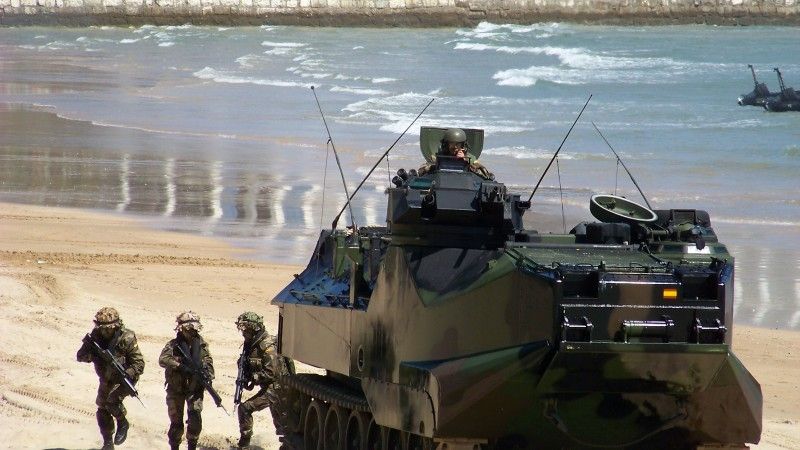 Amfibijny transporter opancerzony AAV-7 należący do Korpusu Piechoty Morskiej Hiszpanii.