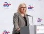 Ministra stoi przy mównicy na tle ścianki z logo polskiej prezydencji i napisem POLAND25.EU, mówi do mikrofonu
