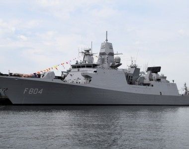 Holenderska fregata rakietowa „De Ruyter” (F 804) typu De Zeven Provinciën. Z pokładu tego okrętu dokonano próbnego odpalenia pocisku manewrującego Tomahawk.