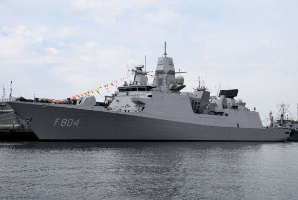 Holenderska fregata rakietowa „De Ruyter” (F 804) typu De Zeven Provinciën. Z pokładu tego okrętu dokonano próbnego odpalenia pocisku manewrującego Tomahawk.