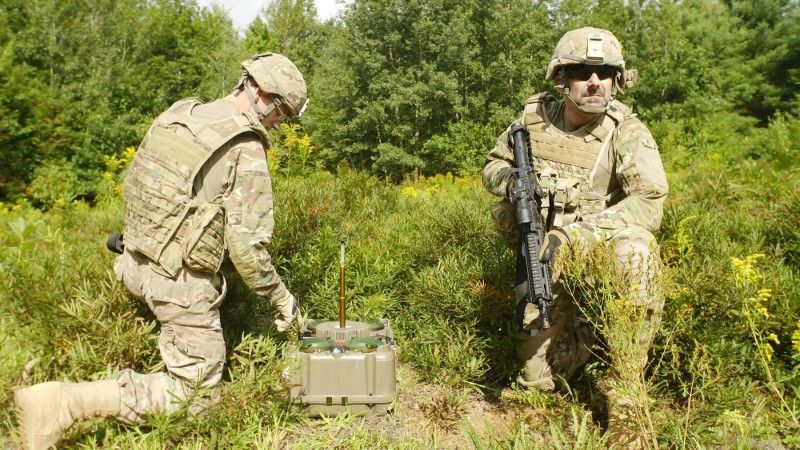System XM204 obsługiwany jest przez dwóch żołnierzy.