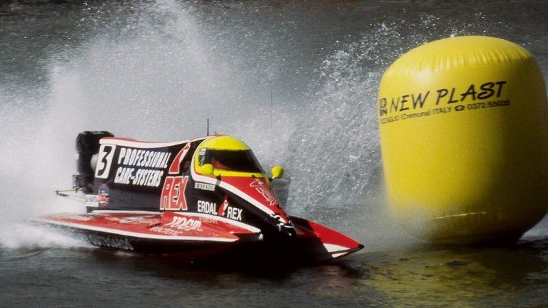 Bolid wodnej Formuły 1 porusza się z maksymalna prędkością 240 km/h
