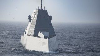 Historyczne już zdjęcie z 13 kwietnia 2022 roku niszczyciela rakietowego USS „Zumwalt” jeszcze z dwiema, dziobowymi wieżami systemu artyleryjskiego AGS Advanced Gun System kalibru 155 mm i bez rakiet hipersonicznych