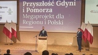Władysław Kosniak-Kamysz stoi za mównicą na tle prezentacji z napisem: przyszłość Gdyni i Pomorza MEgaprojekt dla regionu i Polski