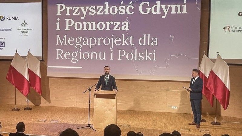 Władysław Kosniak-Kamysz stoi za mównicą na tle prezentacji z napisem: przyszłość Gdyni i Pomorza MEgaprojekt dla regionu i Polski