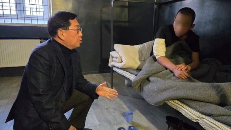 W lutym tego roku poseł Yu Yong-weon spotkał się z północnokoreańskim żołnierzem przetrzymywanym w ośrodku zatrzymań na Ukrainie. Poseł Yu osobiście potwierdził, że żołnierz ten pragnie uciec do Korei Południowej
