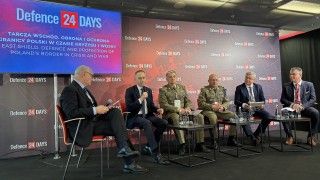 O ochronie polskiej granicy wschodniej rozmawiali: wiceminister Cezary Tomczyk, gen. dyw. Marek Wawrzyniak, gen. bryg. Krzysztof Stańczyk, Tomasz Bujak, prezes zarządu TELBUD SA i Thomas Geißler z Rohde&Schwarz