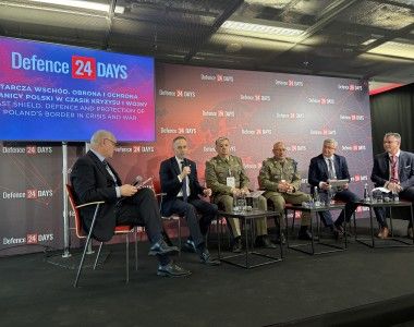 O ochronie polskiej granicy wschodniej rozmawiali: wiceminister Cezary Tomczyk, gen. dyw. Marek Wawrzyniak, gen. bryg. Krzysztof Stańczyk, Tomasz Bujak, prezes zarządu TELBUD SA i Thomas Geißler z Rohde&Schwarz