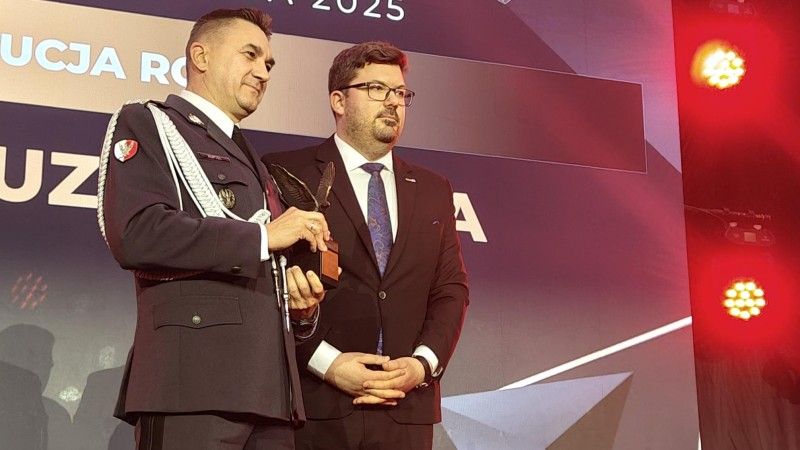 Szef Agencji Uzbrojenia gen. bryg. Artur Kuptel ze statuetką Orła Bezpieczeństwa przyznaną Agencji Uzbrojenia w kategorii Instytucja Roku i Jędrzej Graf, redaktor naczelny Defence24.pl
