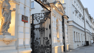 Dramatyczne wydarzenia na Uniwersytecie Warszawskim stały się pretekstem do rozpowszechniania fałszywych informacji i niezweryfikowanych doniesień.