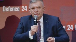 Sekretarz stanu w Ministerstwie Obrony Narodowej Paweł Bejda na panelu dyskusyjnym pt. „Kierunki rozwoju polskiego przemysłu obronnego” podczas konferencji Defence24 Days, 6 maja 2025 roku.