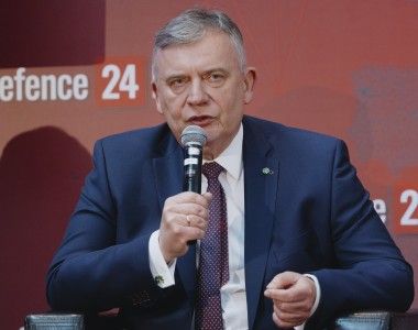 Sekretarz stanu w Ministerstwie Obrony Narodowej Paweł Bejda na panelu dyskusyjnym pt. „Kierunki rozwoju polskiego przemysłu obronnego” podczas konferencji Defence24 Days, 6 maja 2025 roku.
