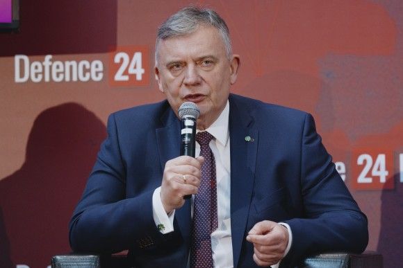 Sekretarz stanu w Ministerstwie Obrony Narodowej Paweł Bejda na panelu dyskusyjnym pt. „Kierunki rozwoju polskiego przemysłu obronnego” podczas konferencji Defence24 Days, 6 maja 2025 roku.