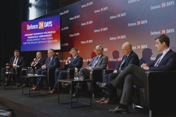 Uczestnicy panelu dyskusyjnego pt. „Kierunki rozwoju polskiego przemysłu obronnego” podczas konferencji Defence24 Days, 6 maja 2025 roku.