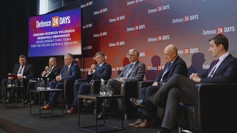 Uczestnicy panelu dyskusyjnego pt. „Kierunki rozwoju polskiego przemysłu obronnego” podczas konferencji Defence24 Days, 6 maja 2025 roku.