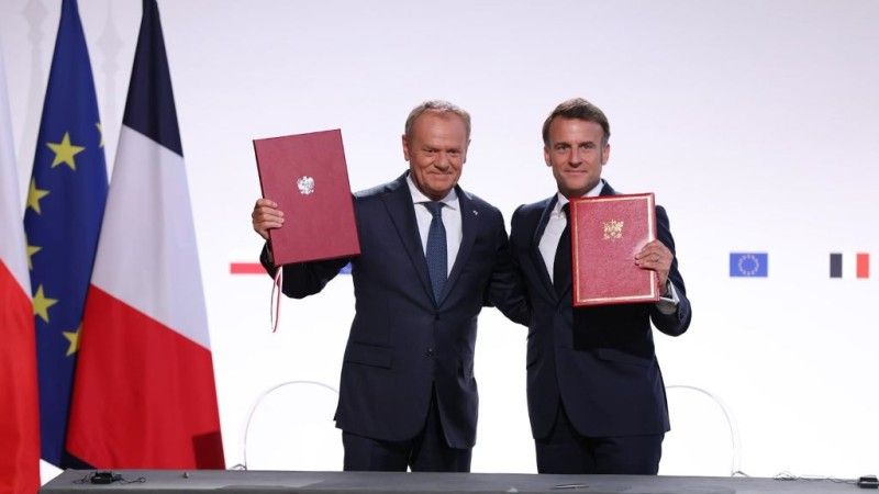 Premier Donald Tusk i prezydent Francji Emmanuel Macron podczas podpisania umowy strategicznej; 9 maja, Nancy 2025 r.
