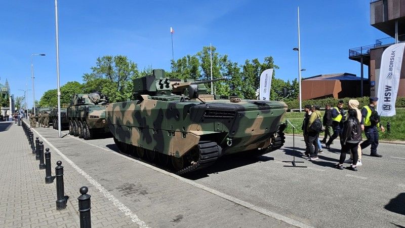 Bojowy wóz piechoty Borsuk, a za nim samobieżny moździerz M120K Rak.