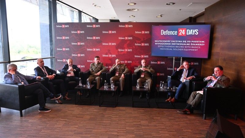 Redaktor Mateusz Multarzyński, Bogumił Wodyński (PCO), Paweł Mateńczuk (MON), gen. bryg. Artur Dębczak (IW), gen. bryg. Michał Strzelecki (dowódca 6. BPD), płk Karol Grudziński (szef programu Tytan), gen. Ben Hodges, Peter Rafferty (Galvion UK).