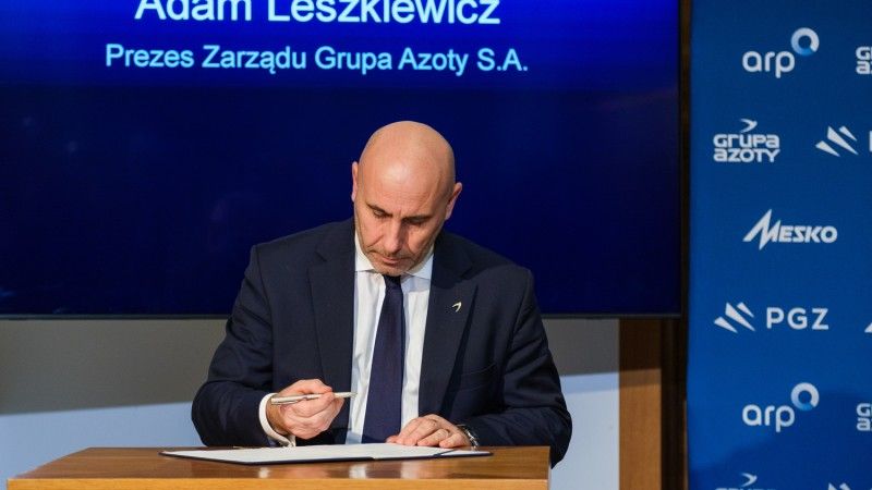 Adam Leszkiewicz, jeszcze jako prezes zarządu Grupy Azoty, podczas podpisania umowy o współpracy Azotów i PGZ