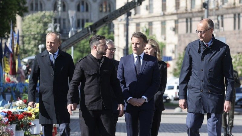 Od lewej: polski premier Donald Tusk, prezydent Ukrainy Wołodymyr Zełenski, premier Wielkiej Brytanii Kair Stramer, prezydent Francji Emmanuel Macron, żona prezydenta Ukrainy Ołena Zełenska, oraz kanclerz Niemiec Friedrich Merz.