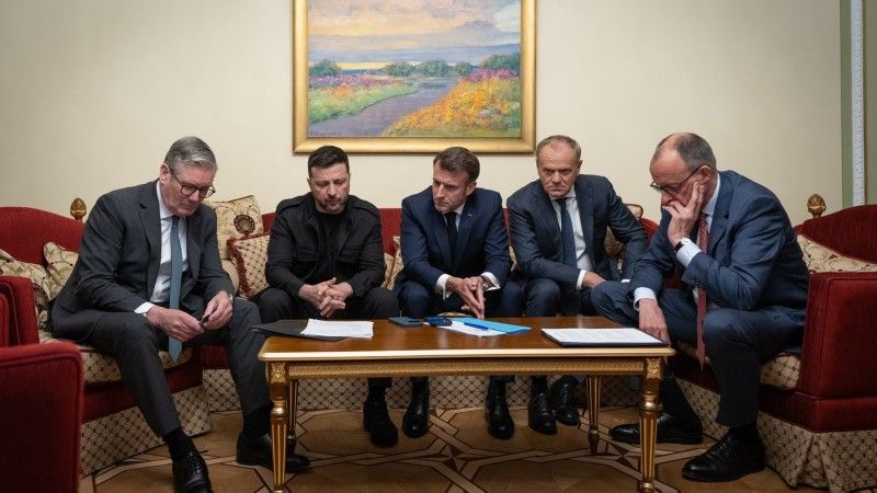 Od lewej: premier Wielkiej Brytanii Kair Stramer, prezydent Ukrainy Wołodymyr Zełenski, prezydent Francji Emmanuel Macron, premier Polski Donald Tusk oraz kanclerz Niemiec Friedrich Merz.