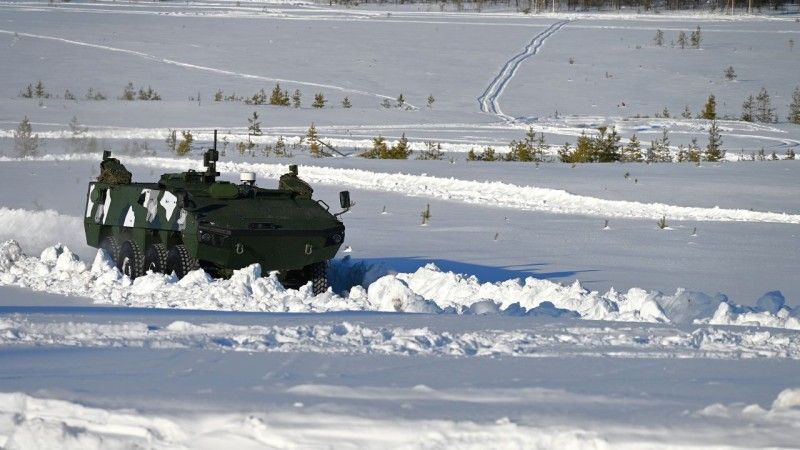 Kołowy transporter opancerzony Patria AMV XP z modułami aktywnego systemu ochrony pojazdów Trophy.