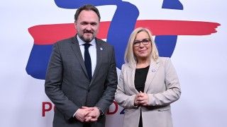 Dan Joergensen i Paulina Hennig-Kloska stoją na tle ścianki z napisem Poland25EU