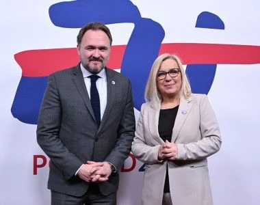 Dan Joergensen i Paulina Hennig-Kloska stoją na tle ścianki z napisem Poland25EU
