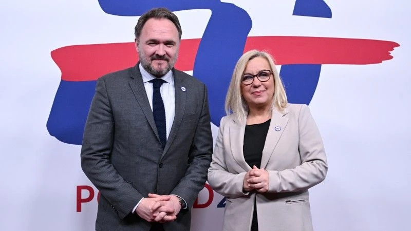 Dan Joergensen i Paulina Hennig-Kloska stoją na tle ścianki z napisem Poland25EU