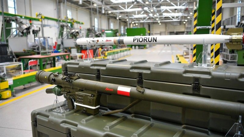 Naramienna wyrzutnia pocisków przeciwlotniczych Piorun.