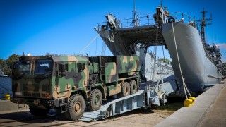 Próbny załadunek wieloprowadnicowej wyrzutni rakiet Homar-K z 1. Mazurskiej Brygady Artylerii na pokład okrętu transportowo-minowego typu Lublin z 8. Flotylli Obrony Wybrzeża.