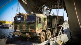 Próbny załadunek wieloprowadnicowej wyrzutni rakiet Homar-K z 1. Mazurskiej Brygady Artylerii na pokład okrętu transportowo-minowego typu Lublin z 8. Flotylli Obrony Wybrzeża.