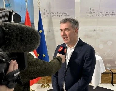Lars Aadaard przemawia do mikrofonu dziennikarzy