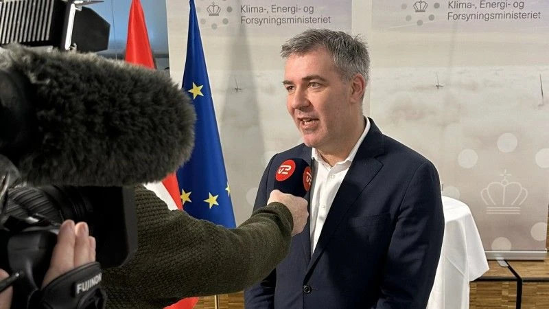 Lars Aadaard przemawia do mikrofonu dziennikarzy