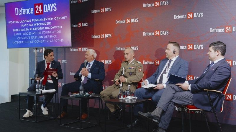 Od lewej: redaktor Antoni Walkowski, gen. dyw. w st. spocz. Jerzy Michałowski, gen. dyw. dr Norbert Iwanowski, dyrektor ds. zarządzania biznesem Saab Mats Rostadius oraz dyrektor ds. sprzedaży i rozwoju biznesu L3Harris David Taubman.