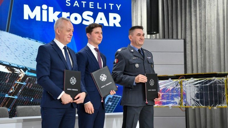 14 maja br. Agencja Uzbrojenia podpisała umowę na dostawę dla Wojska Polskiego systemu satelitów rozpoznawczych, które dostarczy konsorcjum złożone z firmy ICEYE i Wojskowych Zakładów Łączności nr 1.