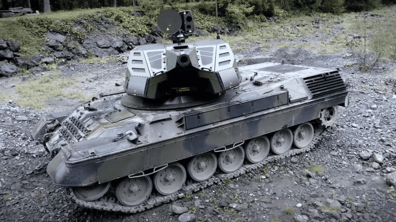 Zestaw przeciwlotniczy Skyranger 35 posadowiony na podwoziu czołgu Leopard 1.