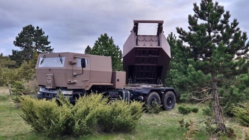 Demonstrator technologii francuskiej wieloprowadnicowej wyrzutni rakiet Foudre.